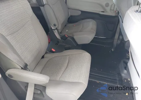 2021 Toyota Sienna Le z USA, uszkodzony, nr VIN 5TDKRKEC7MS041323